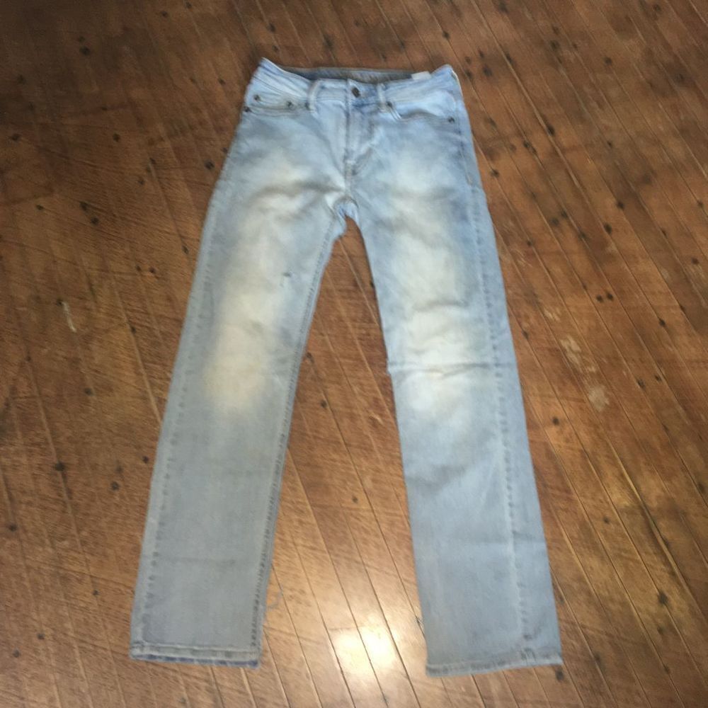 American Eagle light wash distressed original straight 26x30 jeans